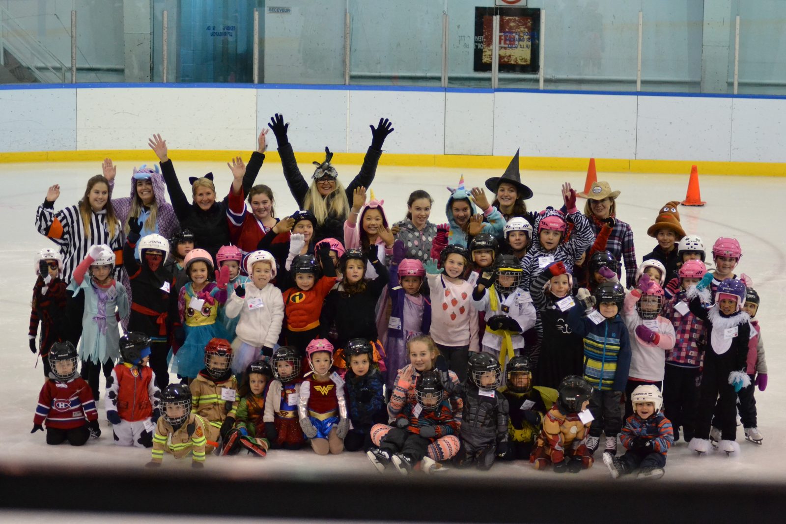 Les patineurs costumés lors d’une revue sur glace